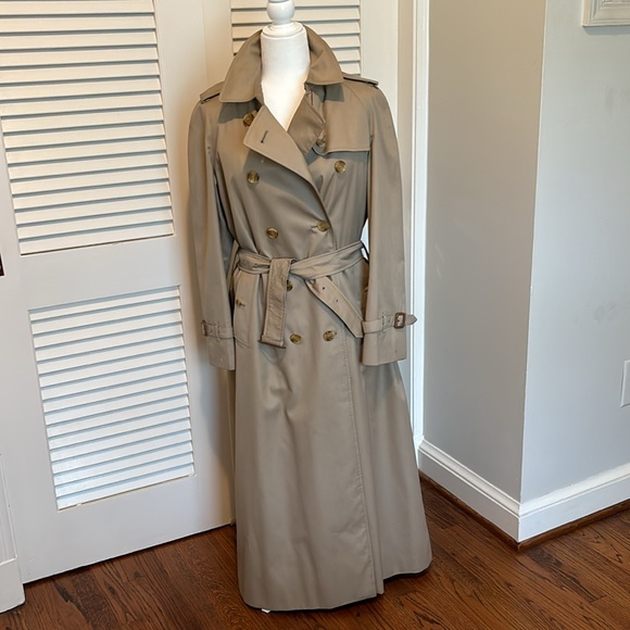 Vintage Burberry full length trench coat with zip out wool lining. Like new. - Picture 3 of 11